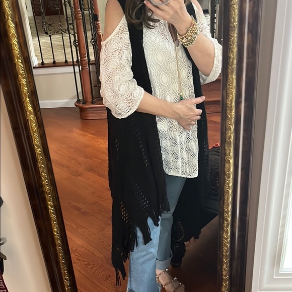Black Fringe Shark Hem Open Front Knit Vest
Size M/L - Picture 12 of 13